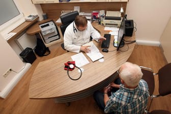 Ein Arzt empfängt einen Patienten in seinem Sprechzimmer: Vor allem bei Fachärzten müssen Patienten mit langen Wartezeiten rechnen.