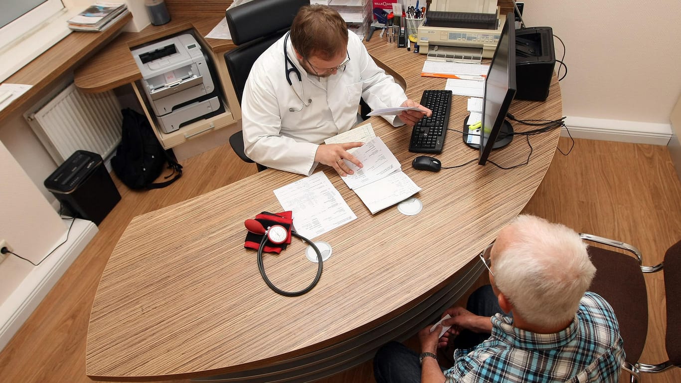 Ein Arzt empfängt einen Patienten in seinem Sprechzimmer: Vor allem bei Fachärzten müssen Patienten mit langen Wartezeiten rechnen.