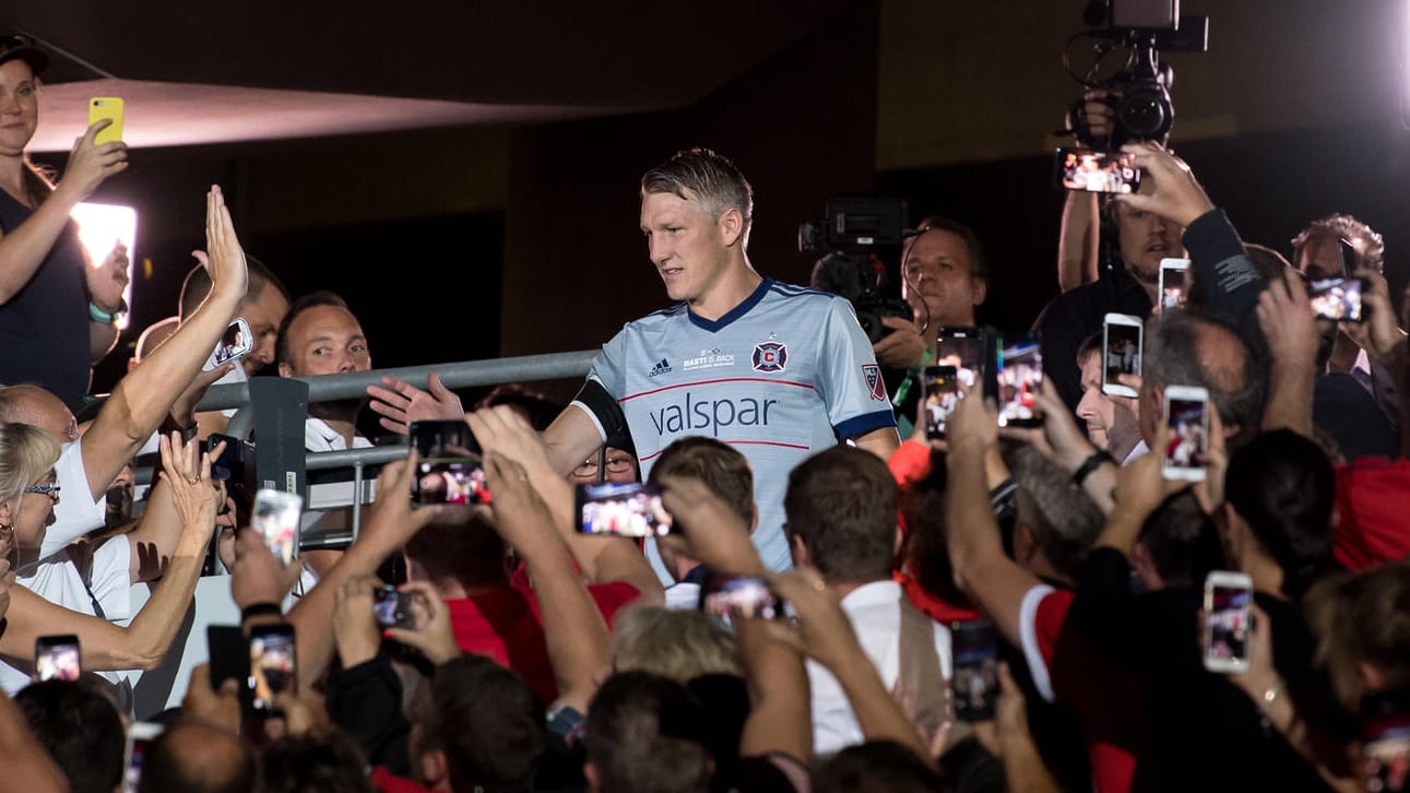 Bastian Schweinsteiger marschiert zu seinem Abschiedsspiel: 75.000 Zuschauer begrüßten ihn in der Allianz-Arena.