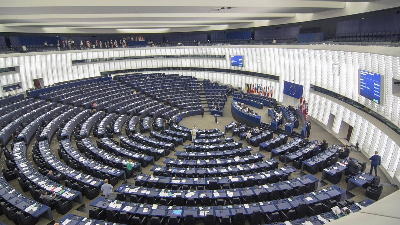 Plenarsaal in Straßburg. Bei den nächsten Wahlen des EU-Parlaments wird die Anzahl der Abgeordneten verkleinert. Es wird befürchtet, dass die gemäßigten Parteien viele Sitze verlieren werden.