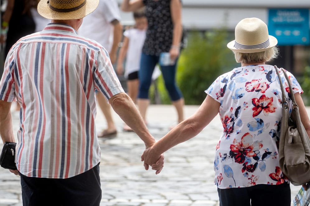 Zwei ältere Menschen Hand in Hand: Die Koalition könnte am Mittwoch das neue Rentenpaket verabschieden.