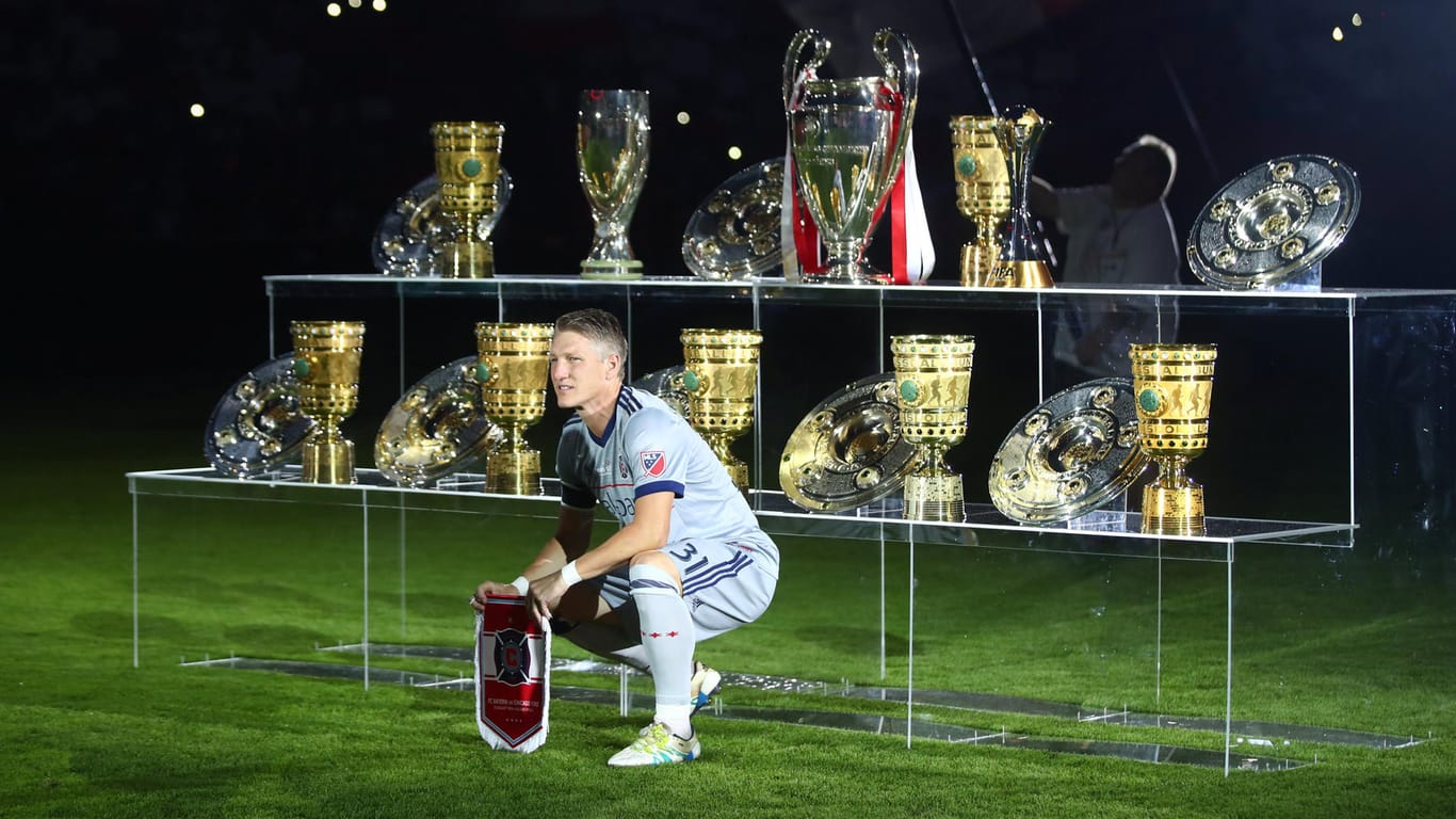 Bastian Schweinsteiger: Zum Abschied reihte der FC Bayern die vielen Trophäen seiner Karriere auf.