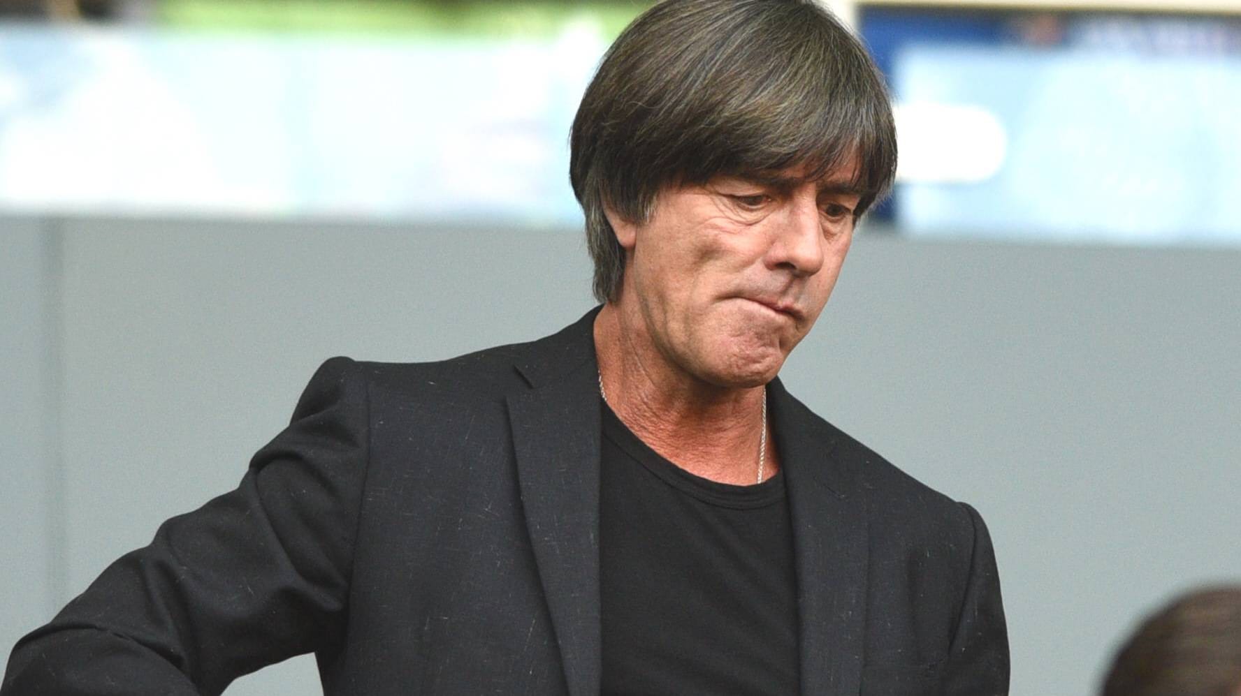 Bundestrainer Joachim Löw unter den Zuschauern in Mönchengladbach. Am ersten Bundesliga-Spieltag war er gleich bei mehreren Spielen im Stadion.