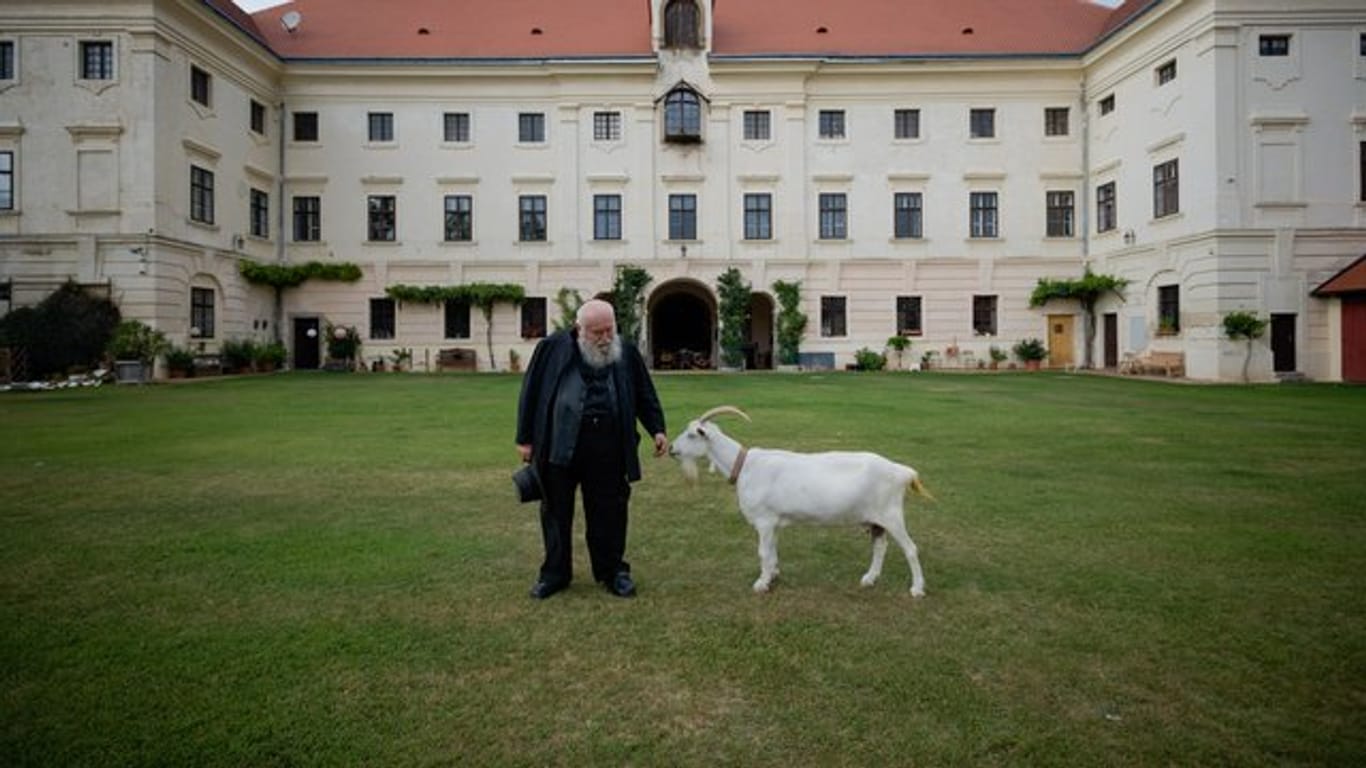 Hermann Nitsch mit Ziege Luise vor seinem Schloss.