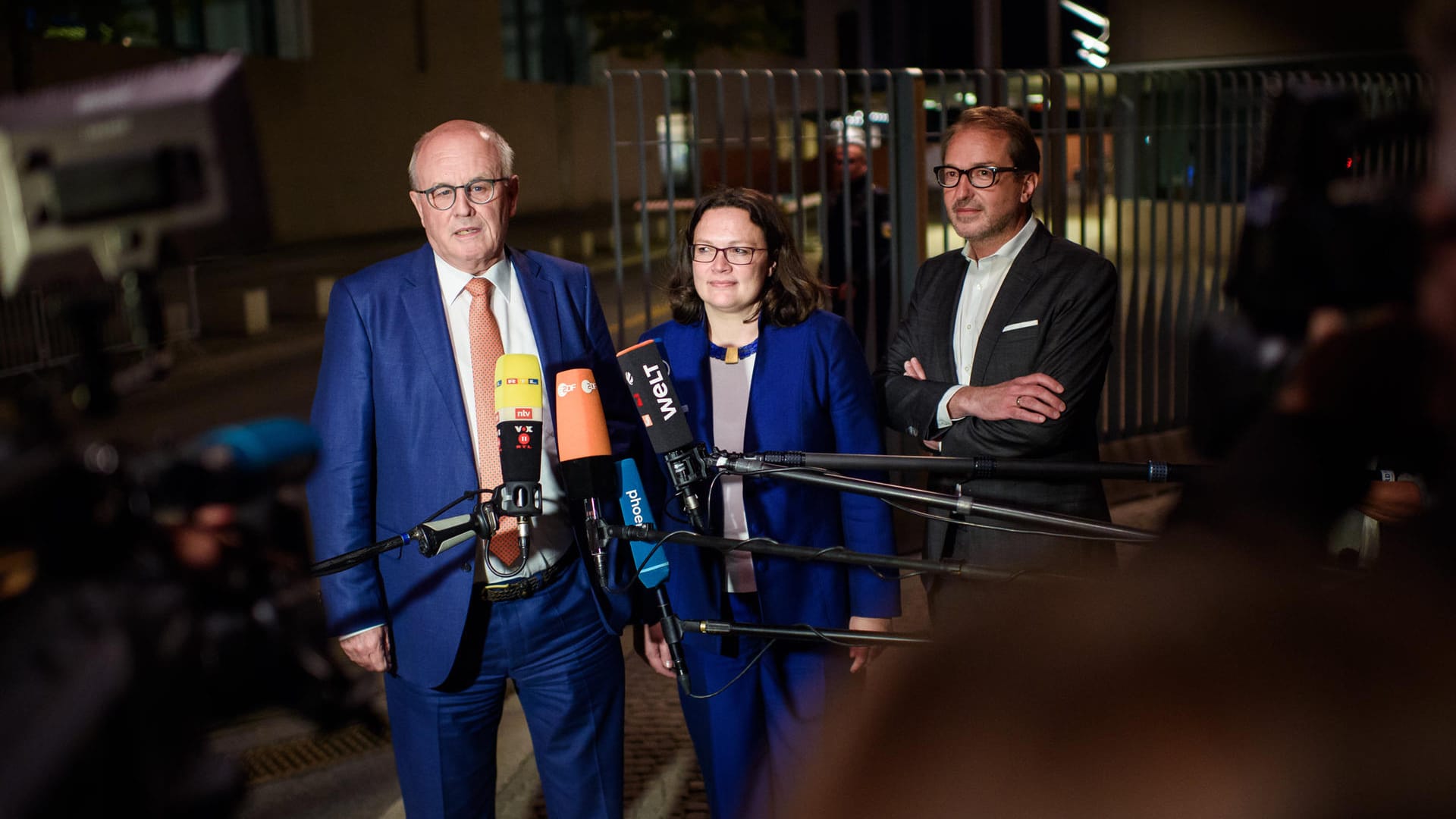 Volker Kauder (l, CDU), Andrea Nahles (SPD) und Alexander Dobrindt (r, CSU): Bei dem Treffen haben Vertreter beider Regierungsparteien den Streit um das Rentenpaket beigelegt.