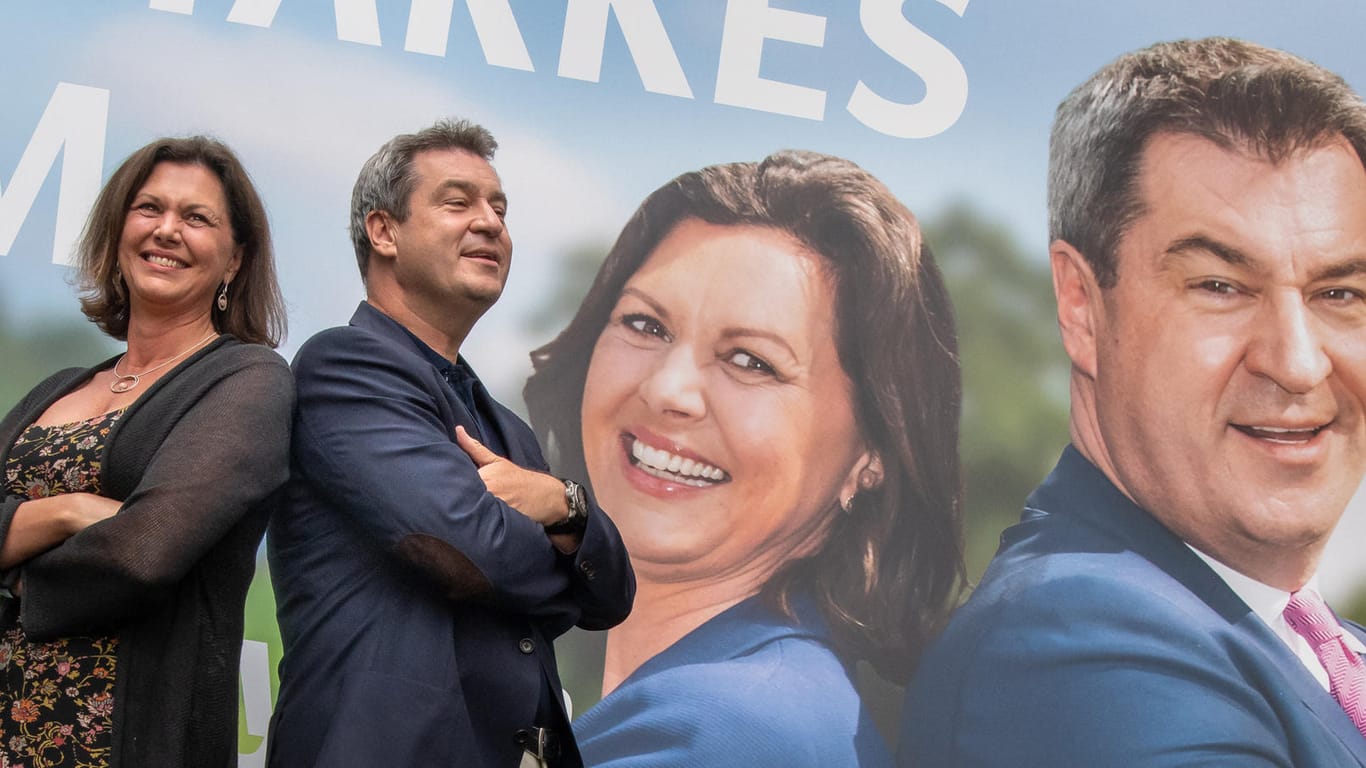 Markus Söder und Ilse Aigner vor ihrem Wahlplakat: Am 14. Oktober wird in Bayern ein neuer Landtag gewählt.
