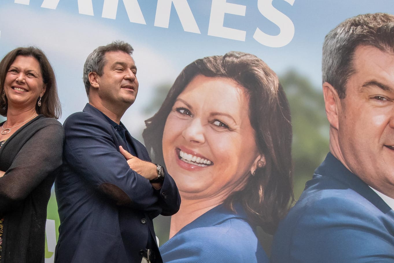 Markus Söder und Ilse Aigner vor ihrem Wahlplakat: Am 14. Oktober wird in Bayern ein neuer Landtag gewählt.