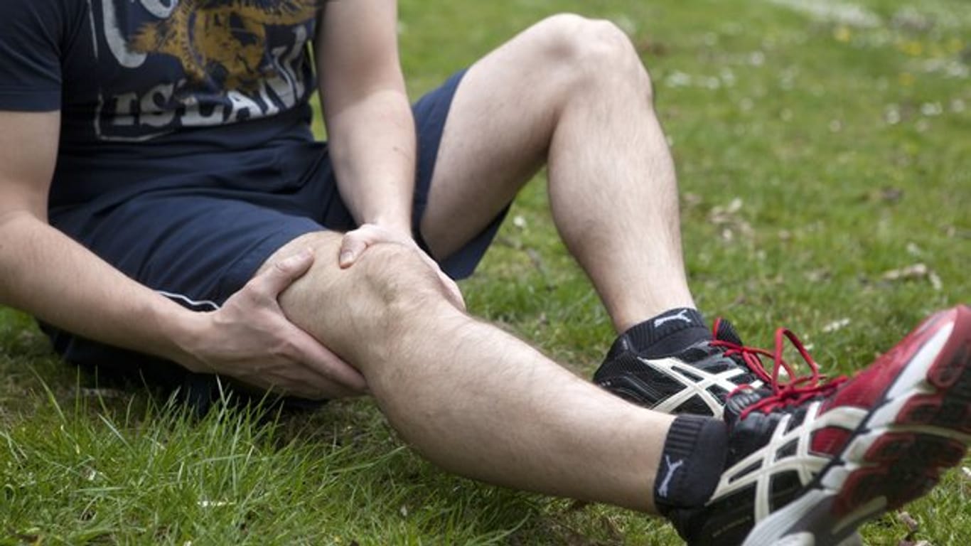 Für Knieverletzungen sind vor allem Fußballer, Handballer oder auch Skifahrer anfällig.