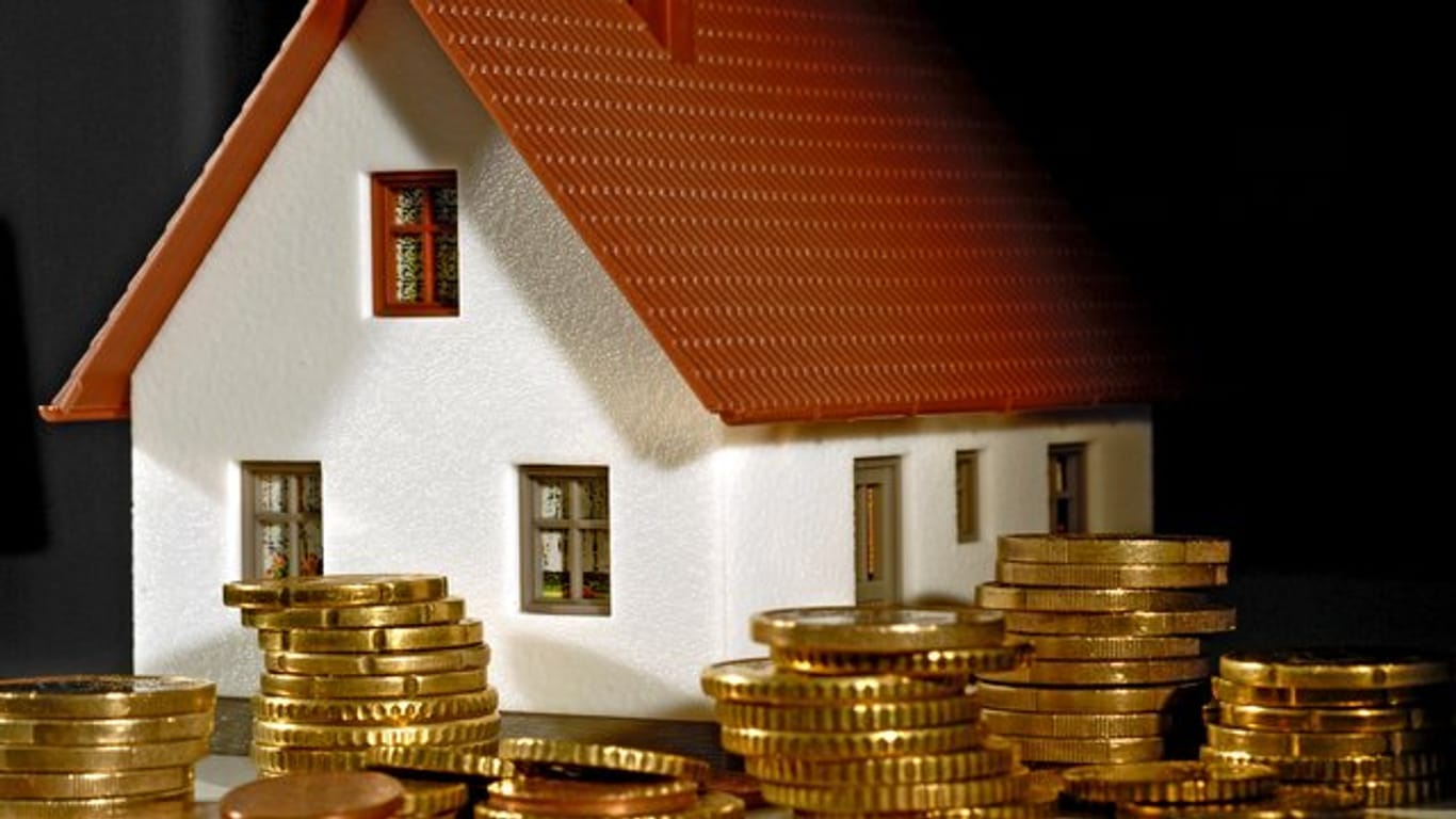Für eine Befreiuung von der Erbschaftssteuer müssen Immobilien-Erben bestimmte Bedingungen erfüllen.