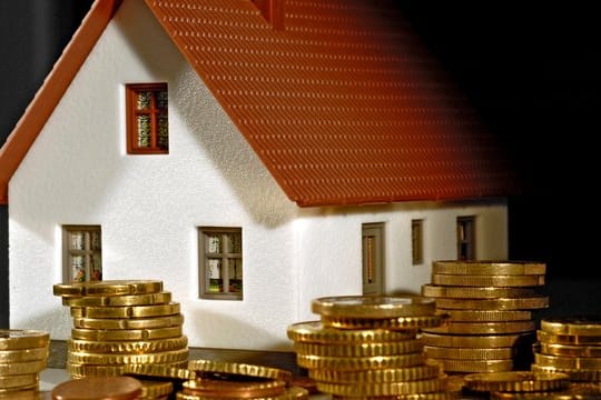 Für eine Befreiuung von der Erbschaftssteuer müssen Immobilien-Erben bestimmte Bedingungen erfüllen. Für eine Befreiuung von der Erbschaftssteuer müssen Immobilien-Erben bestimmte Bedingungen erfüllen.