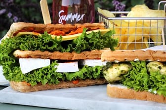 Das Sandwich schmeckt in beiden Varianten: einmal belegt mit Camembert, Gouda und Tomatenbutter, das andere Mal mit einer Kombi aus Pesto und Hühnchen.