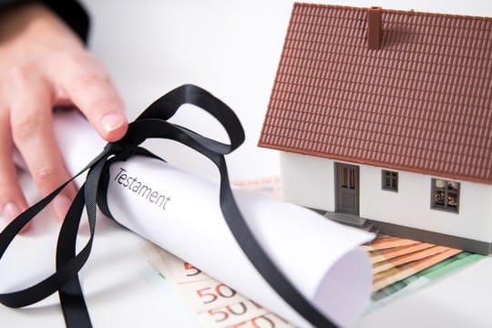 Nur mit einem notariellen Testament oder einem Erbschein können Immobilien-Erben den Grundbuch-Eintrag ändern lassen. Nur mit einem notariellen Testament oder einem Erbschein können Immobilien-Erben den Grundbuch-Eintrag ändern lassen.