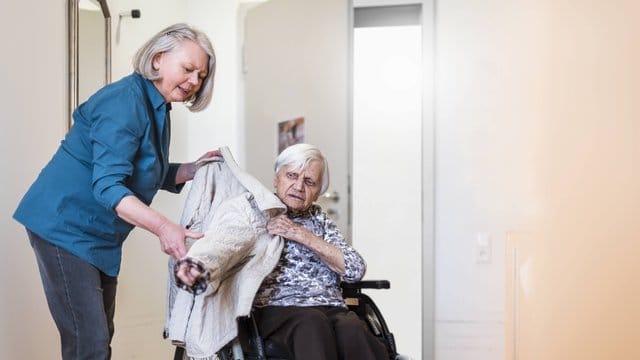 Die ehrenamtliche Pflege eines Angehörigen fordert Zeit und Energie. Die ehrenamtliche Pflege eines Angehörigen fordert Zeit und Energie.