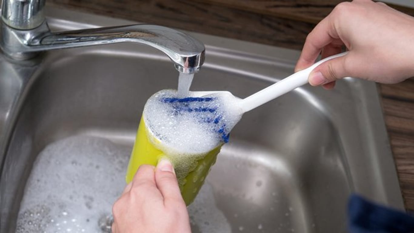 Per Hand spülen: Bei der Stiftung Warentest sind viele Spülmittel durchgefallen, weil sie zu unergiebig sind und ihre Reinigungskraft zu gering ist.