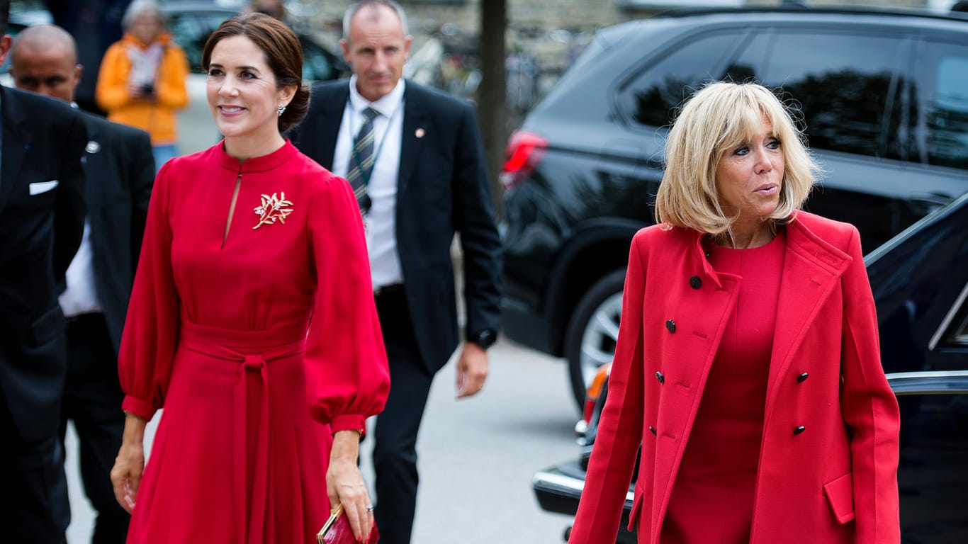 Kronprinzessin Mary und Brigitte Macron: Die beiden trafen beim Staatsbesuch des französischen Präsidentenpaares in Dänemark aufeinander – jeweils in einem roten Kleid.