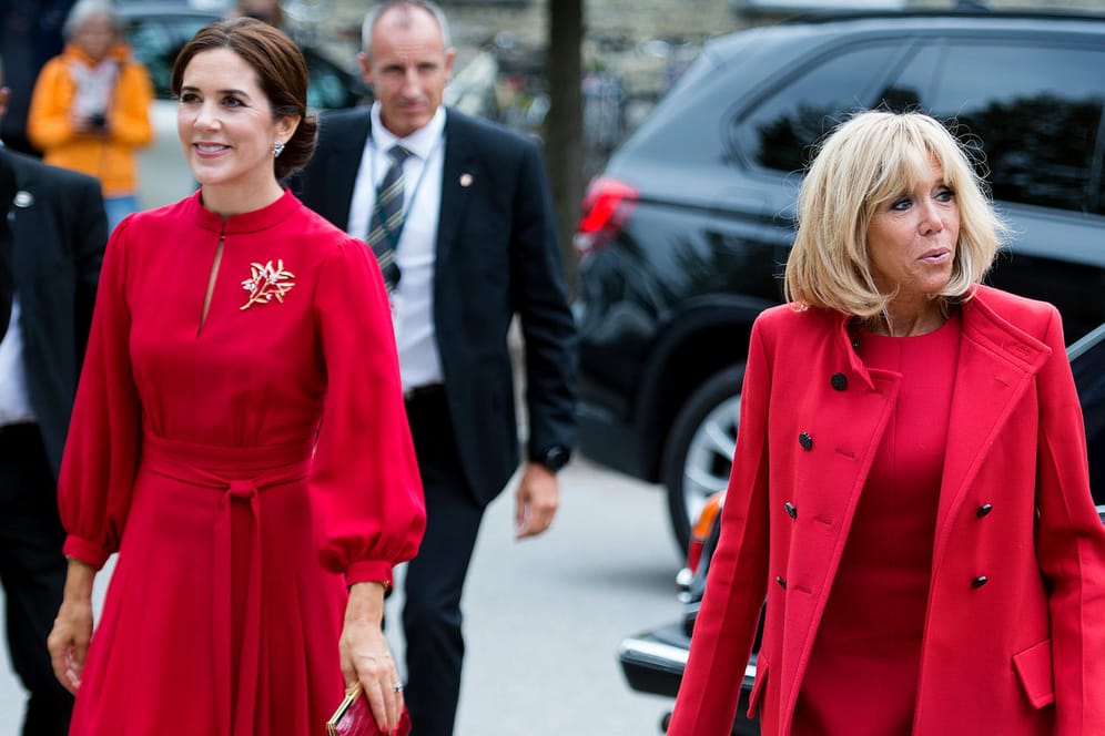Kronprinzessin Mary und Brigitte Macron: Die beiden trafen beim Staatsbesuch des französischen Präsidentenpaares in Dänemark aufeinander – jeweils in einem roten Kleid.