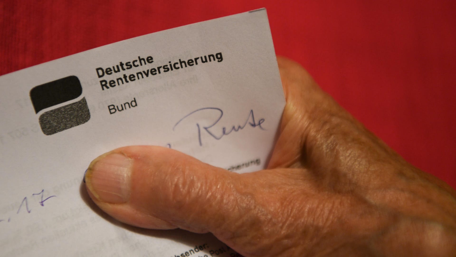 Eine Rentnerin hält ihren Rentenbescheid in der Hand: Vom Rentenpaket profitieren zum Beispiel sieben Millionen Mütter.