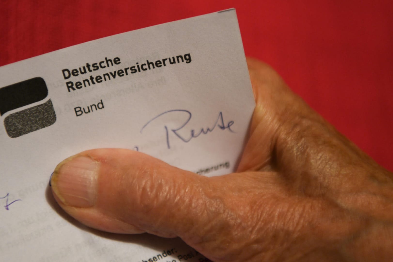 Eine Rentnerin hält ihren Rentenbescheid in der Hand: Vom Rentenpaket profitieren zum Beispiel sieben Millionen Mütter. Eine Rentnerin hält ihren Rentenbescheid in der Hand: Vom Rentenpaket profitieren zum Beispiel sieben Millionen Mütter.