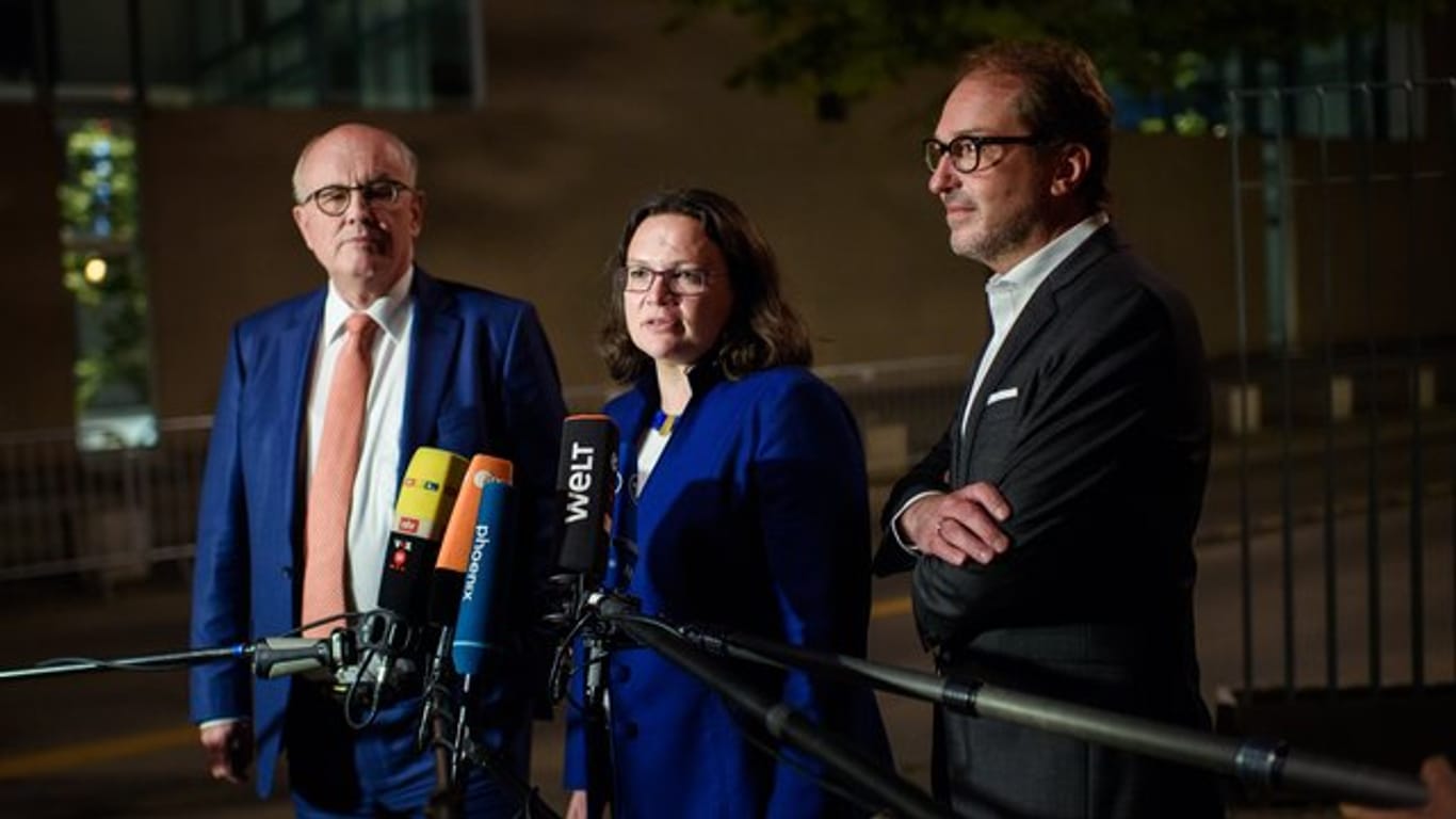 Unions-Fraktionschef Kauder (l-r), SPD-Chefin Nahles und CSU-Landesgruppenchef Dobrindt sprechen vor dem Kanzleramt zu Pressevertretern.