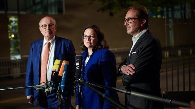 Unions-Fraktionschef Kauder (l-r), SPD-Chefin Nahles und CSU-Landesgruppenchef Dobrindt sprechen vor dem Kanzleramt zu Pressevertretern. Unions-Fraktionschef Kauder (l-r), SPD-Chefin Nahles und CSU-Landesgruppenchef Dobrindt sprechen vor dem Kanzleramt zu Pressevertretern.