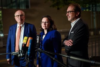 Unions-Fraktionschef Kauder (l-r), SPD-Chefin Nahles und CSU-Landesgruppenchef Dobrindt sprechen vor dem Kanzleramt zu Pressevertretern.