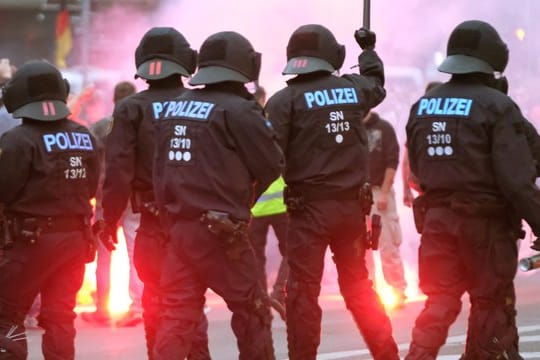 Mindestens 18 Demonstranten beider Lager und zwei Polizisten wurden verletzt.