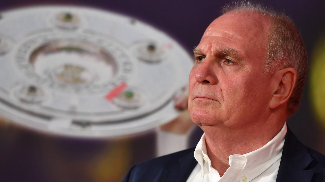 Uli Hoeneß bei der Aufnahme des langjährigen Bayern-Stars Bastian Schweinsteiger in die Hall of Fame des FC Bayern in der Erlebniswelt in der Allianz-Arena.