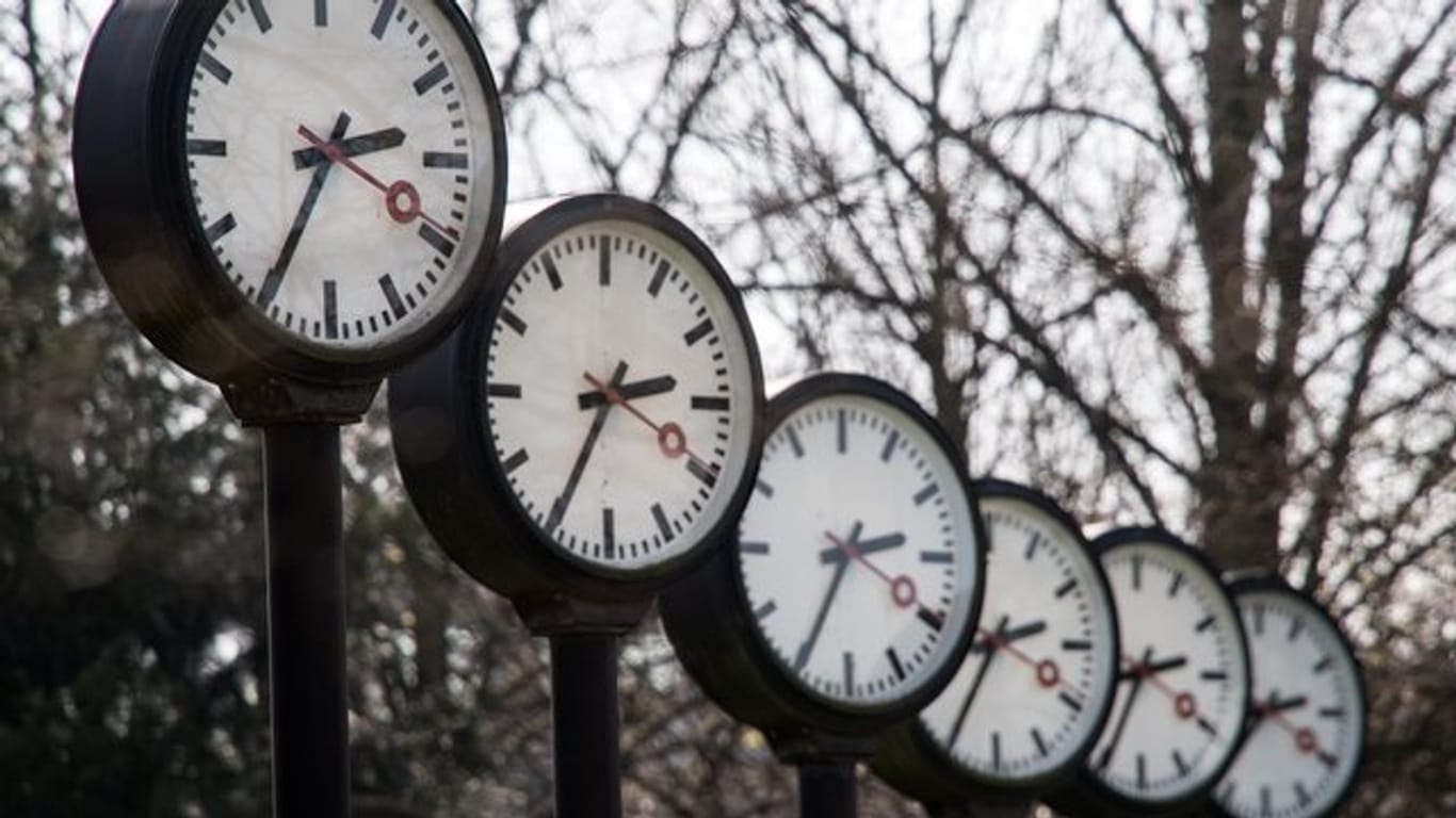 Seit 1996 stellen die Menschen in allen EU-Ländern die Uhren einheitlich am letzten Sonntag im März eine Stunde vor - und am letzten Oktober-Sonntag wieder eine Stunde zurück.