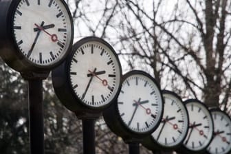 Seit 1996 stellen die Menschen in allen EU-Ländern die Uhren einheitlich am letzten Sonntag im März eine Stunde vor - und am letzten Oktober-Sonntag wieder eine Stunde zurück.