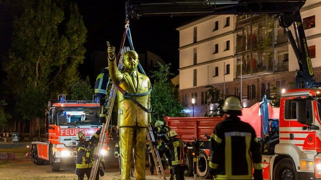 In Wiesbaden demontiert die Feuerwehr die Statue des türkischen Staatspräsidenten Erdogan. In Wiesbaden demontiert die Feuerwehr die Statue des türkischen Staatspräsidenten Erdogan.