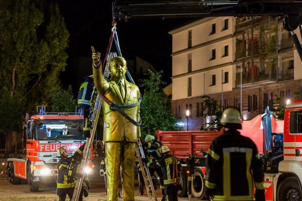In Wiesbaden demontiert die Feuerwehr die Statue des türkischen Staatspräsidenten Erdogan.