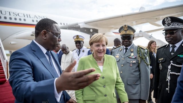 Macky Sall, Präsident der Republik Senegal, empfängt Bundeskanzlerin Angela Merkel am Flughafen von Dakar.