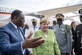 Macky Sall, Präsident der Republik Senegal, empfängt Bundeskanzlerin Angela Merkel am Flughafen von Dakar.