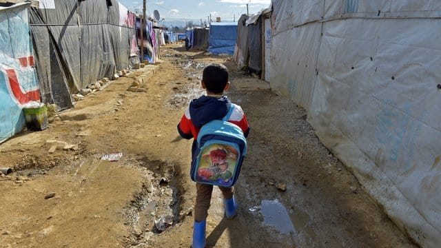 Ein syrisches Flüchtlingskind auf dem Weg zur Schule im libanischen Qab Elias. Ein syrisches Flüchtlingskind auf dem Weg zur Schule im libanischen Qab Elias.