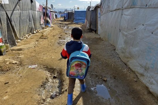 Ein syrisches Flüchtlingskind auf dem Weg zur Schule im libanischen Qab Elias.
