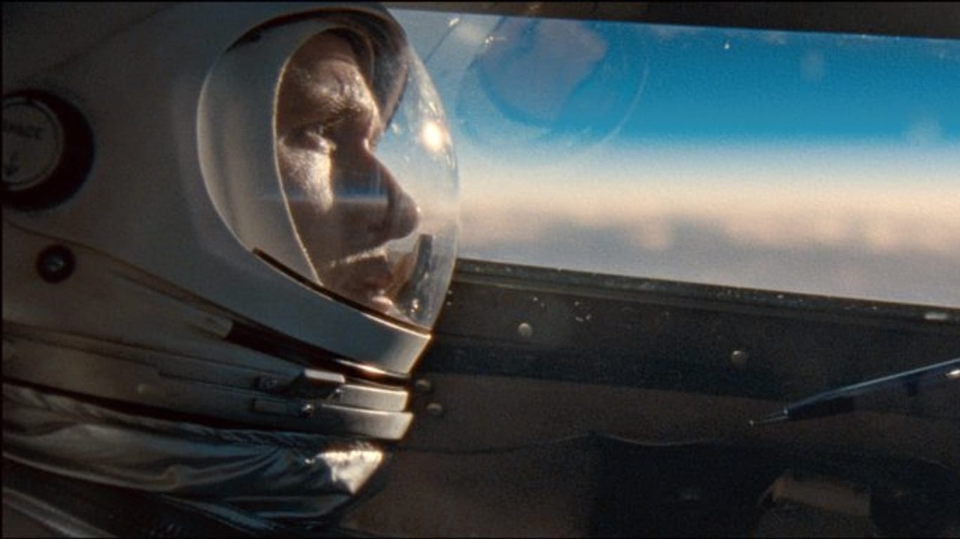 Ryan Gosling als Neil Armstrong in einer Szene des Weltraumdramas "First Man - Aufbruch zum Mond".