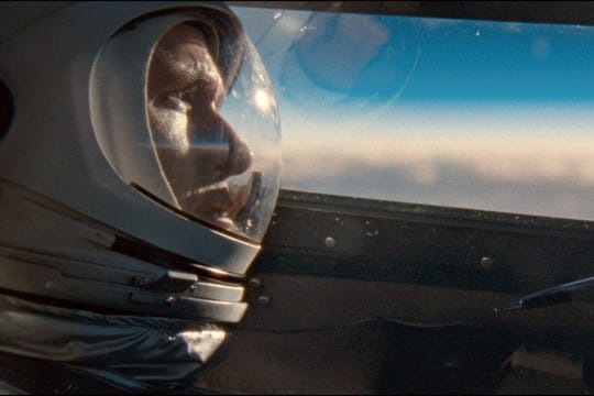 Ryan Gosling als Neil Armstrong in einer Szene des Weltraumdramas "First Man - Aufbruch zum Mond".