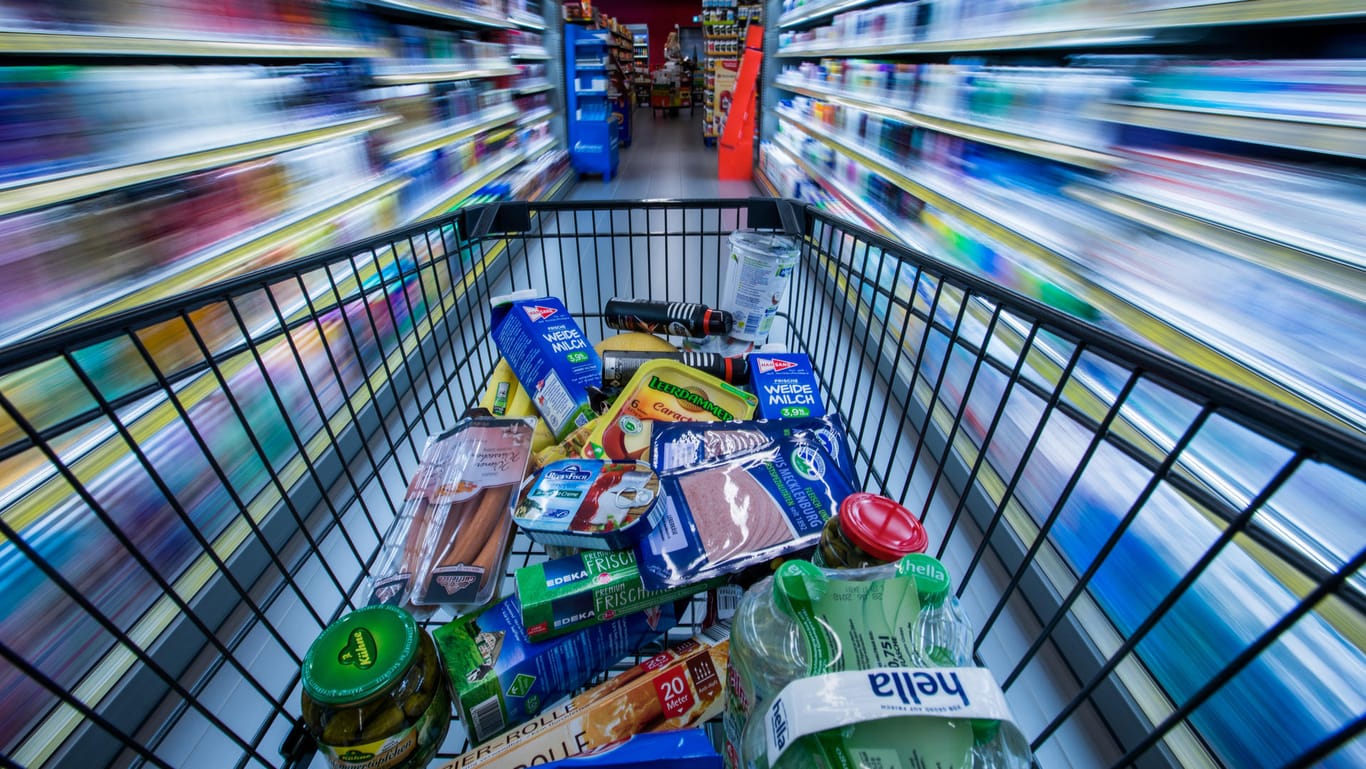 Einkaufswagen mit Lebensmitteln: Für Verbraucher wird das Einkaufen im Supermarkt immer teurer.