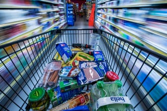 Einkaufswagen mit Lebensmitteln: Für Verbraucher wird das Einkaufen im Supermarkt immer teurer.