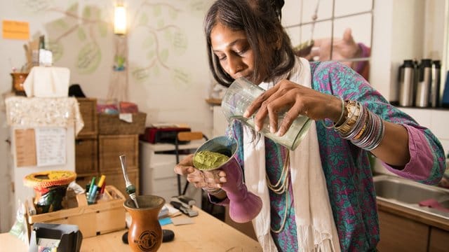 Für Krithika do Canto, Inhaberin des Cafés Meta Mate in Berlin, darf ein frisch aufgegossener Mate am Tag nicht fehlen.