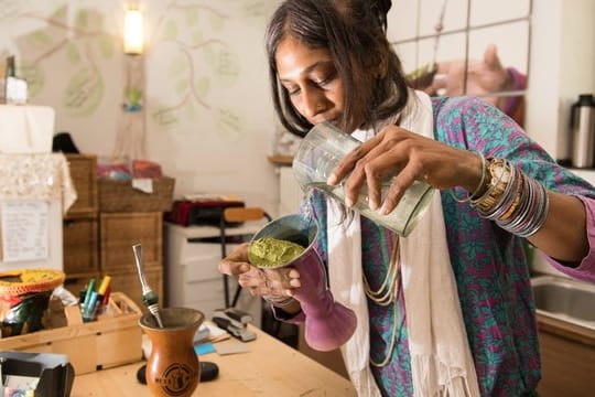 Für Krithika do Canto, Inhaberin des Cafés Meta Mate in Berlin, darf ein frisch aufgegossener Mate am Tag nicht fehlen.