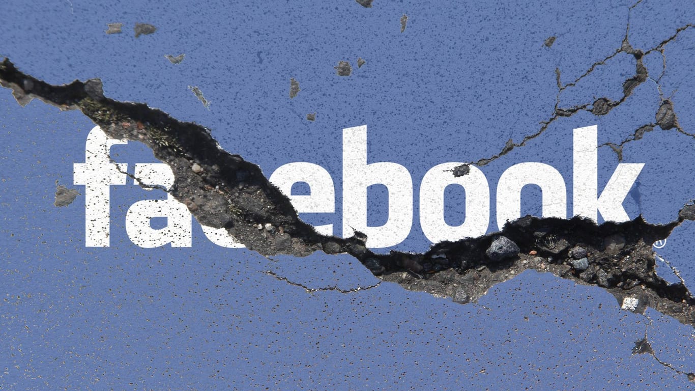 Das Facebook Logo auf einer rissigen Wand: Rechte Hetzgruppen wurden in dem sozialen Netzwerk zurückgedrängt. Laut Verfassungsschutz hatte das Netzwerkdurchsetzungsgesetz einen Anteil daran.