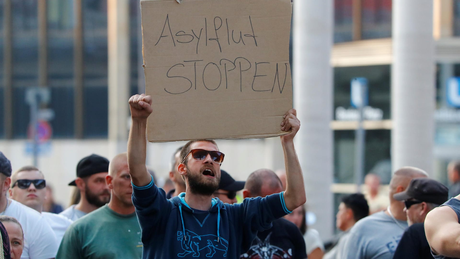 Rechter Demonstrant in Chemnitz: "Sachsen hat ein Problem mit einer jahrelangen Verharmlosung von Rechtsextremismus und Rassismus".