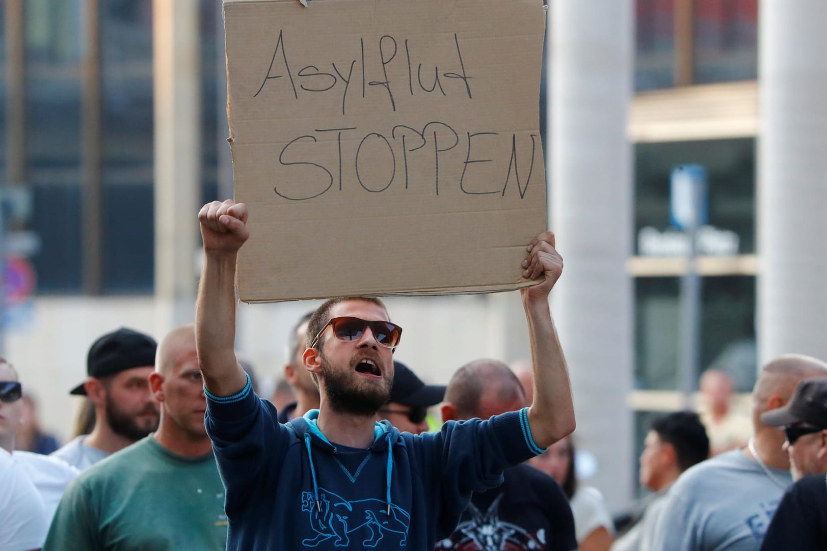 Rechter Demonstrant in Chemnitz: "Sachsen hat ein Problem mit einer jahrelangen Verharmlosung von Rechtsextremismus und Rassismus".