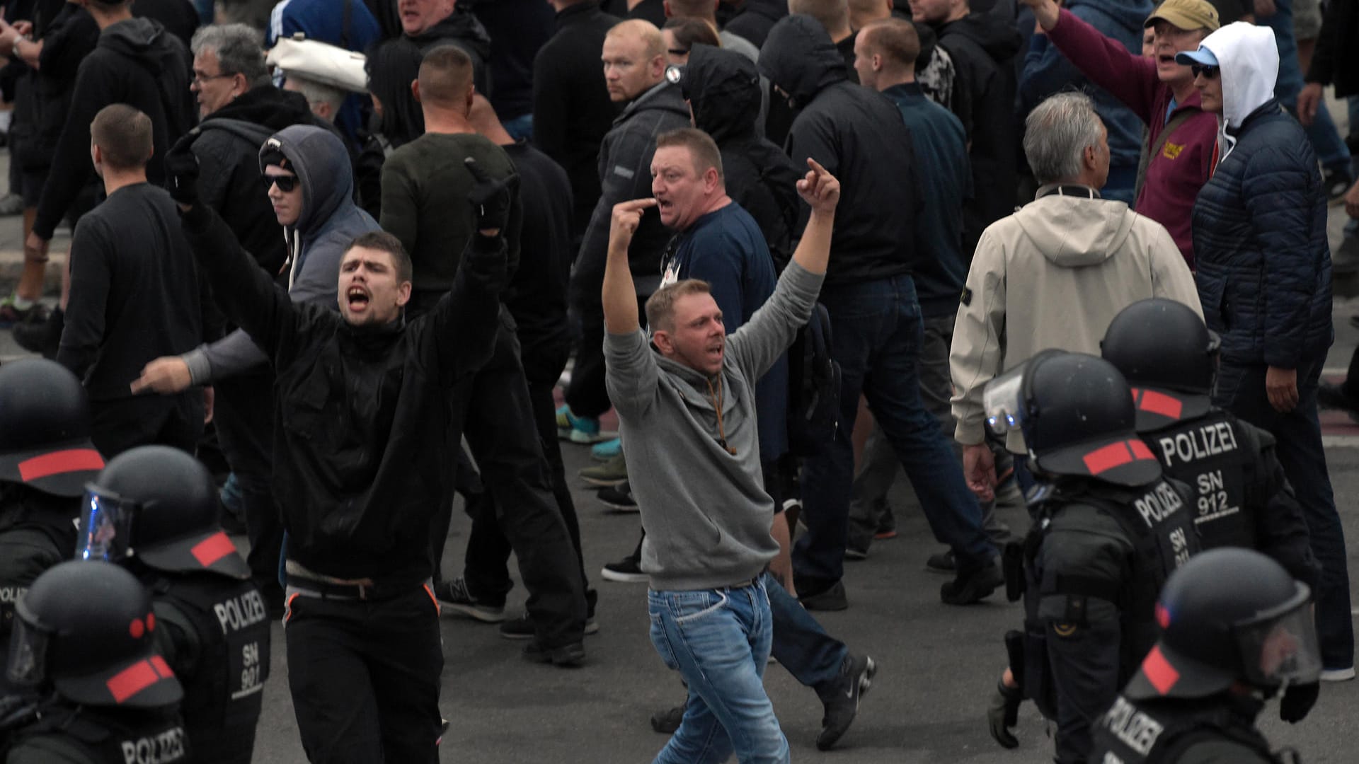 Chemnitz am Montag: Rechte Hooligans legen sich mit der Polizei an.