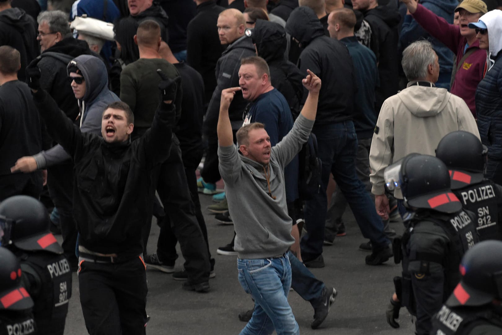 Chemnitz am Montag: Rechte Hooligans legen sich mit der Polizei an.