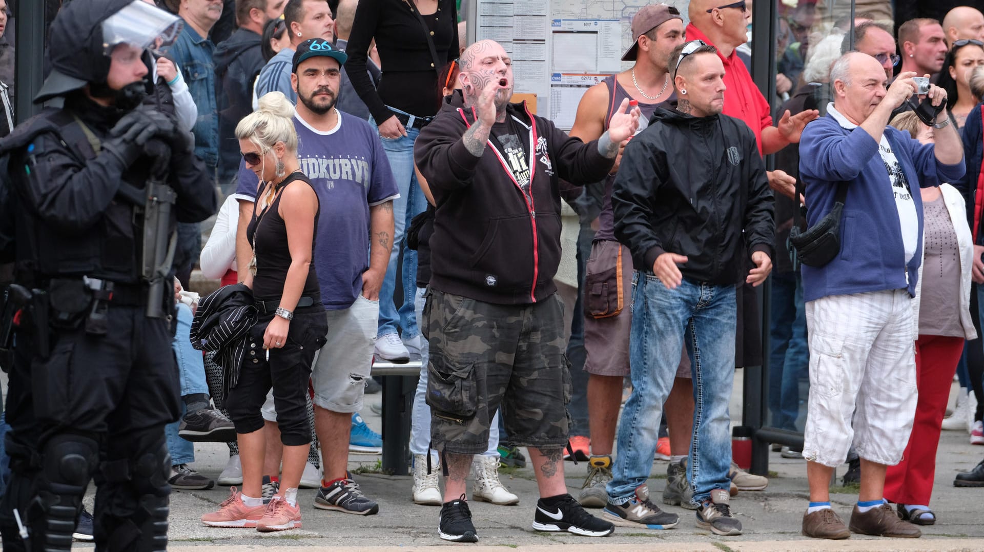 Rechte Demonstranten in Chemnitz: Die Ausschreitungen haben eine Debatte über die Wehrhaftigkeit des Rechtsstaats entfacht.