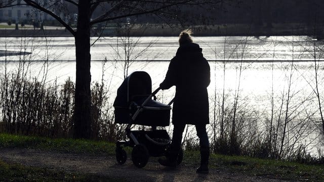Laut einer aktuellen Studie erlebt annähernd jede dritte Frau in den ersten sieben Jahren der Mutterschaft eine "substanzielle Verschlechterung". Laut einer aktuellen Studie erlebt annähernd jede dritte Frau in den ersten sieben Jahren der Mutterschaft eine "substanzielle Verschlechterung".