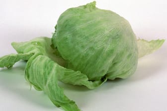 Ein Kopf Eisbergsalat: In Baden-Württemberg wurden Salate der Marke "Gut und Günstig" zurückgerufen.