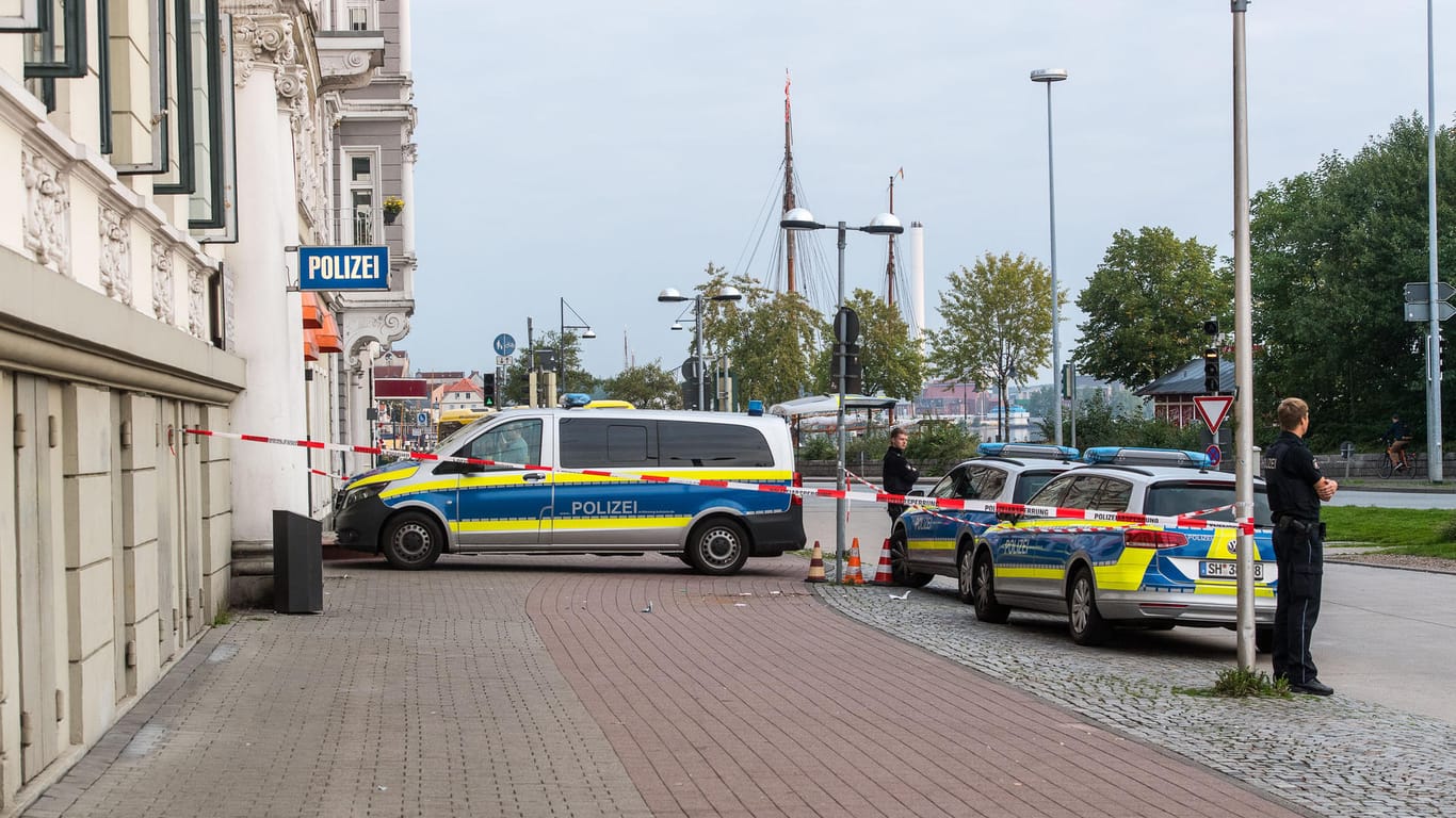 Absperrband vor einer Polizeistation: Ein Polizist hat einem mit zwei Messern bewaffneten Mann am Mittwoch in Flensburg mit der Dienstwaffe ins Bein geschossen. "Der Mann war aggressiv und fügte sich selbst schwere Verletzungen zu", sagte ein Polizeisprecher.